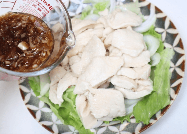 「鶏むね肉の冷しゃぶ風・梅香味野菜ダレ」のレシピ