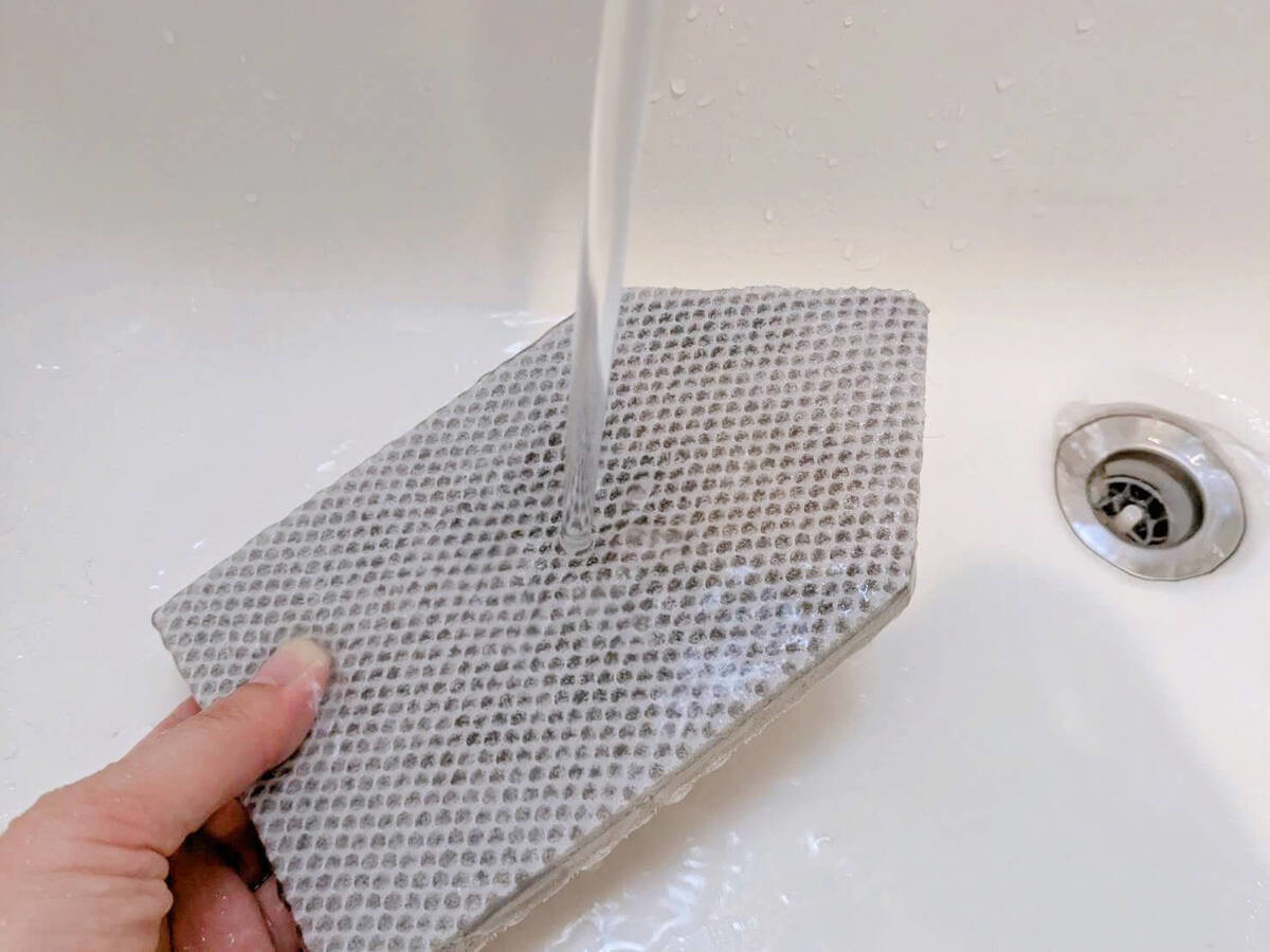 玄関やベランダがピカピカに「ハンディタイルブラシ」