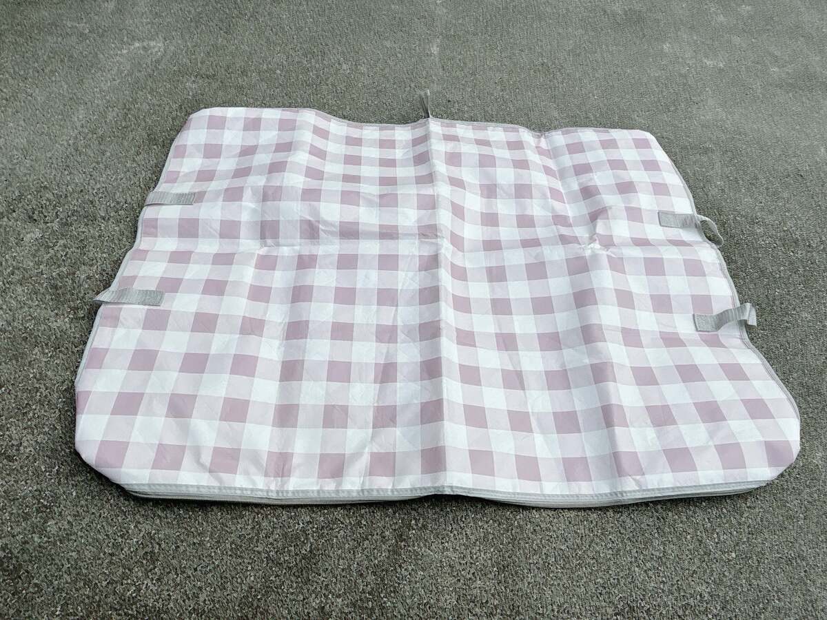 「レジャーシート」が“風で飛ばされない裏ワザ”