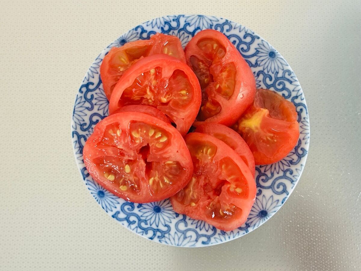 キウイ・トマト・豆腐のカプレーゼ