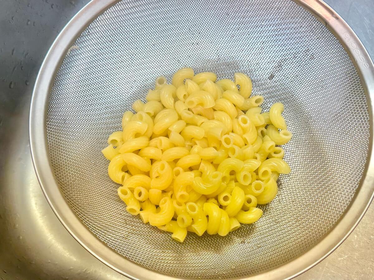 ちはるさん「【和えるだけ】塩昆布マカロニサラダ」