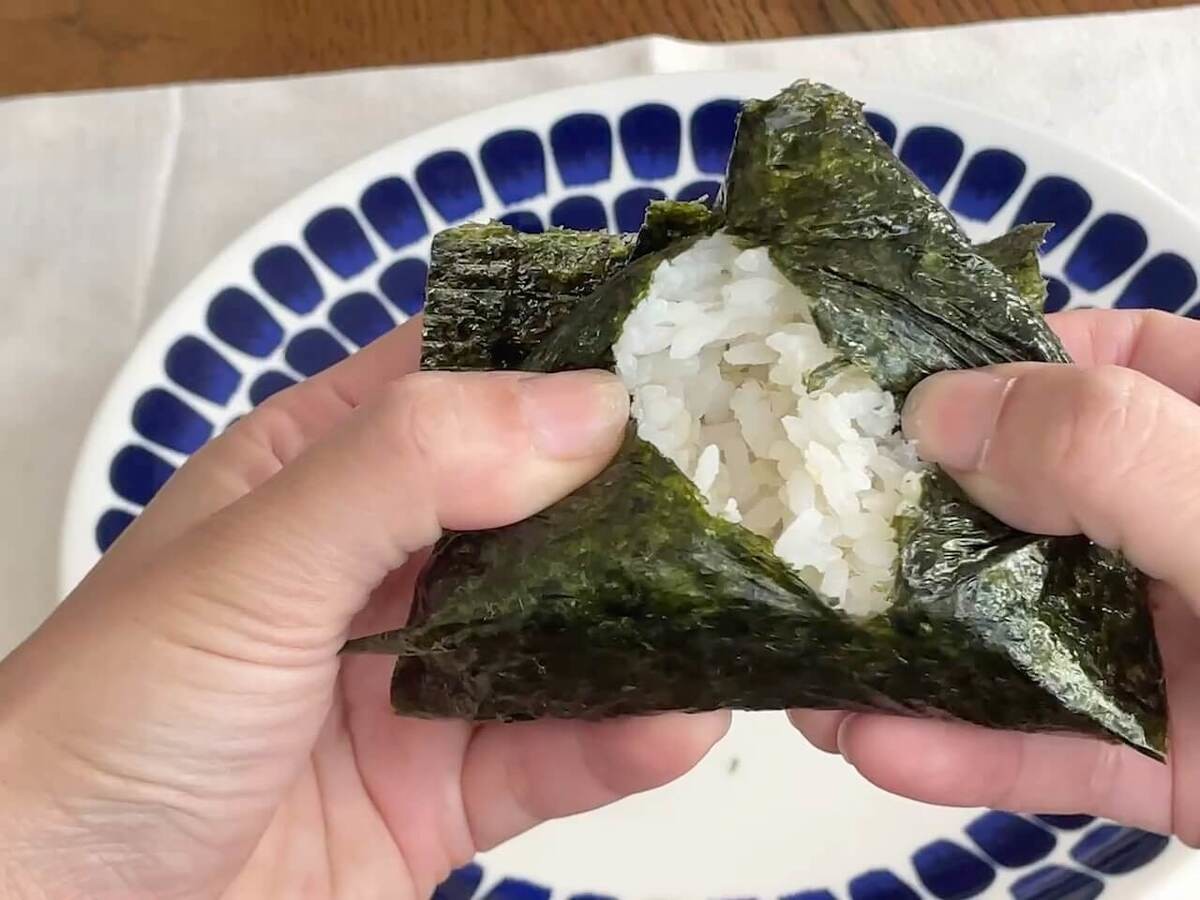 おにぎりの海苔が食べやすくなる裏技
