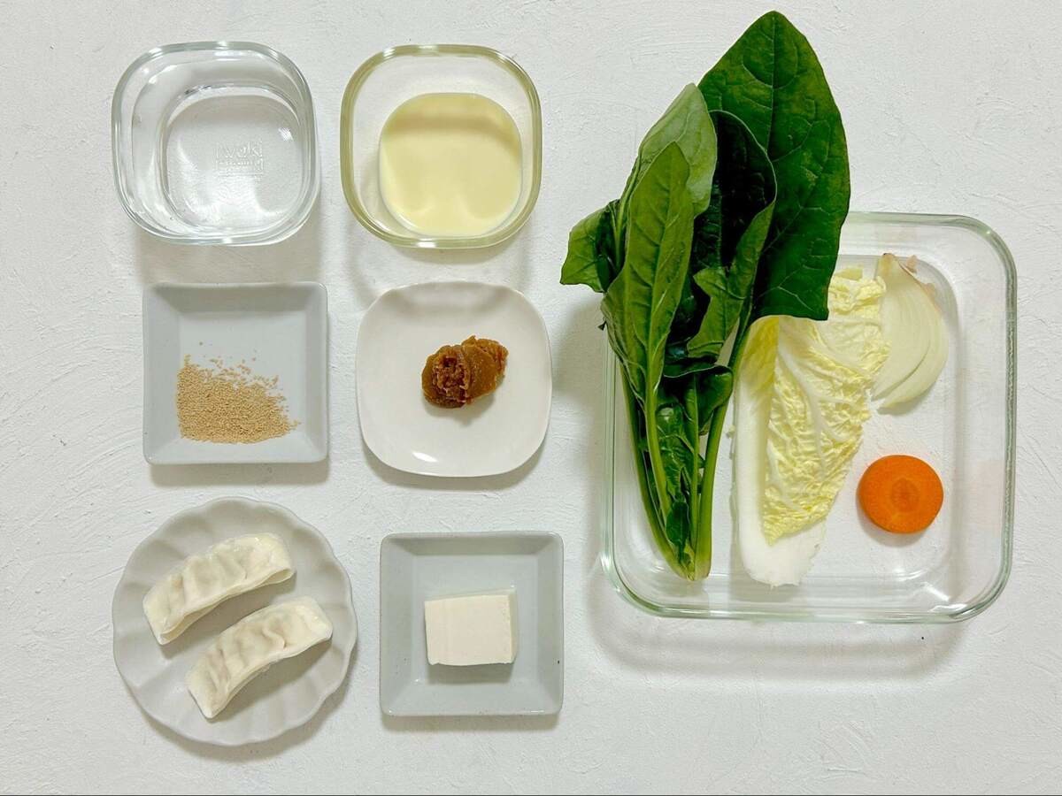 ギョーザの具だくさん豆乳みそスープ