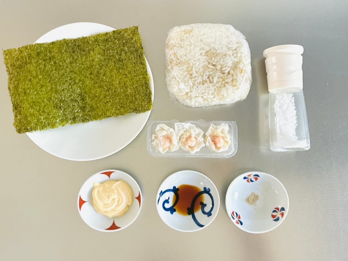 エビシューマイでエビマヨ風おにぎり
