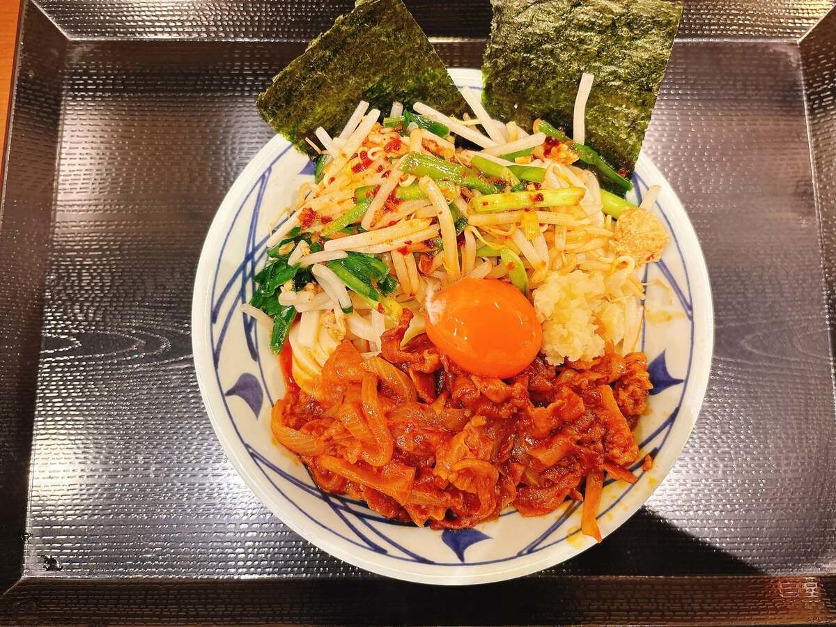 丸亀製麺「肉盛りニラ玉ぶっかけ」