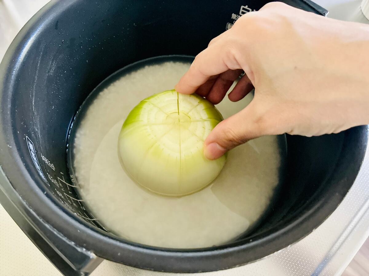 サンドウィッチマン＆芦田愛菜の博士ちゃん「玉ねぎ丸ごと炊き込みご飯」のレシピ