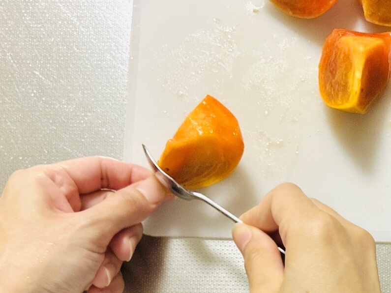 包丁を使わない柿の剥き方