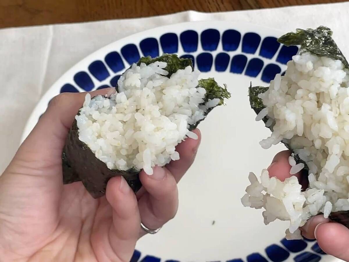 おにぎりの海苔が食べやすくなる裏技