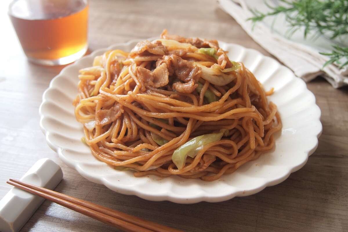 菰田欣也さん「豚肉とキャベツの焼きそば」のレシピ
