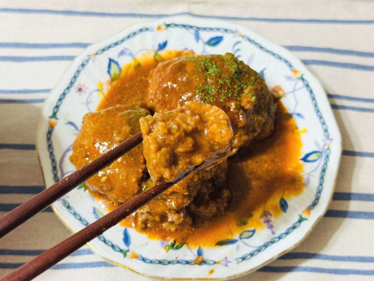 山本ゆりさん考案『レンジでやわらか煮込みハンバーグ』