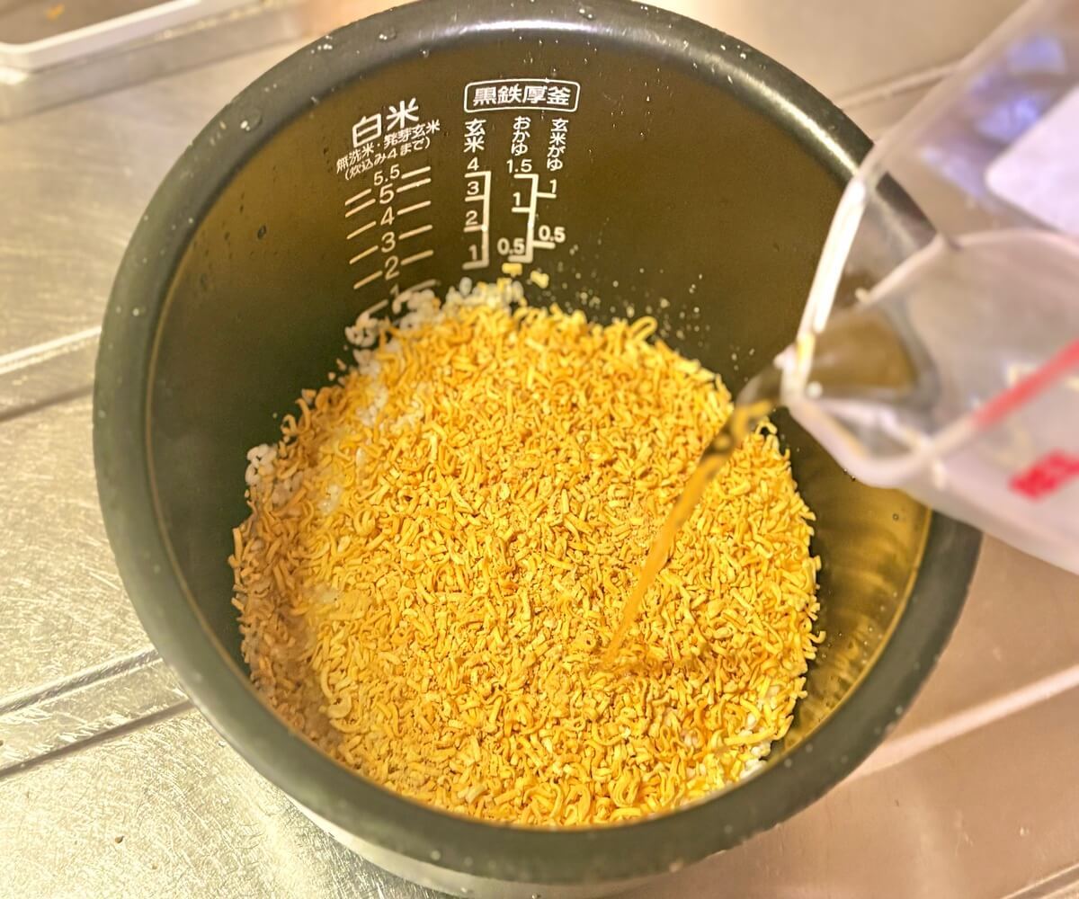 炊飯器で簡単!カップヌードルで作るシーフードピラフ