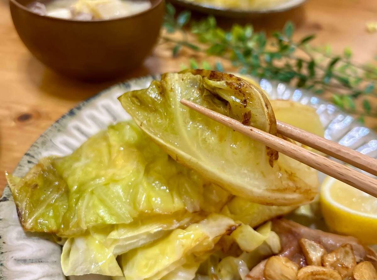 舘野鏡子さん「春キャベツと鶏肉のガーリックステーキ」