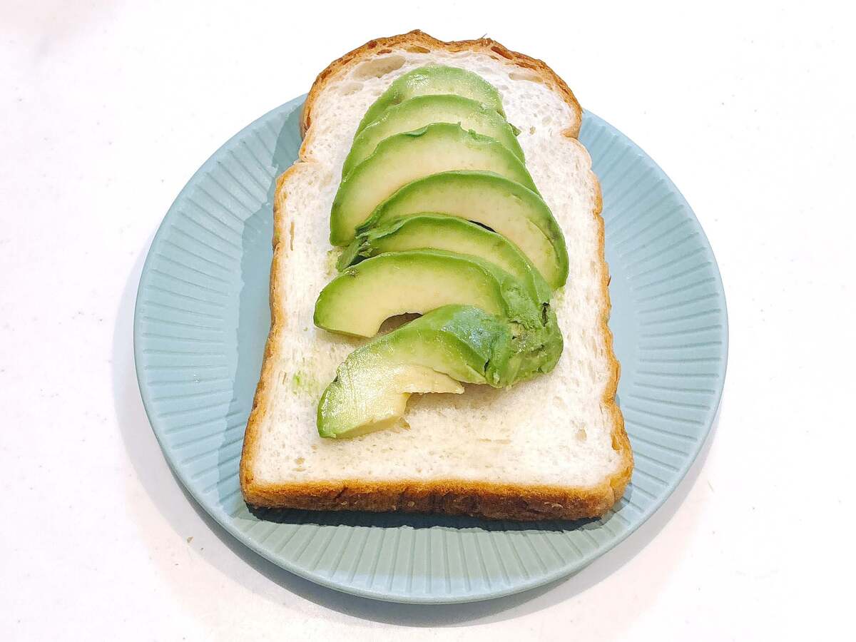 「アボカドチーズ食べるラー油天かすトースト」のレシピ