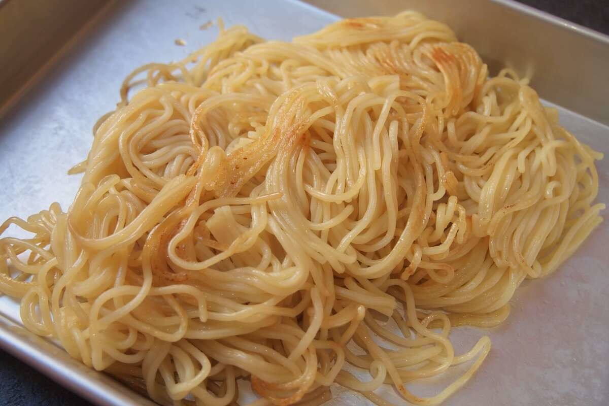 菰田欣也さん「豚肉とキャベツの焼きそば」のレシピ