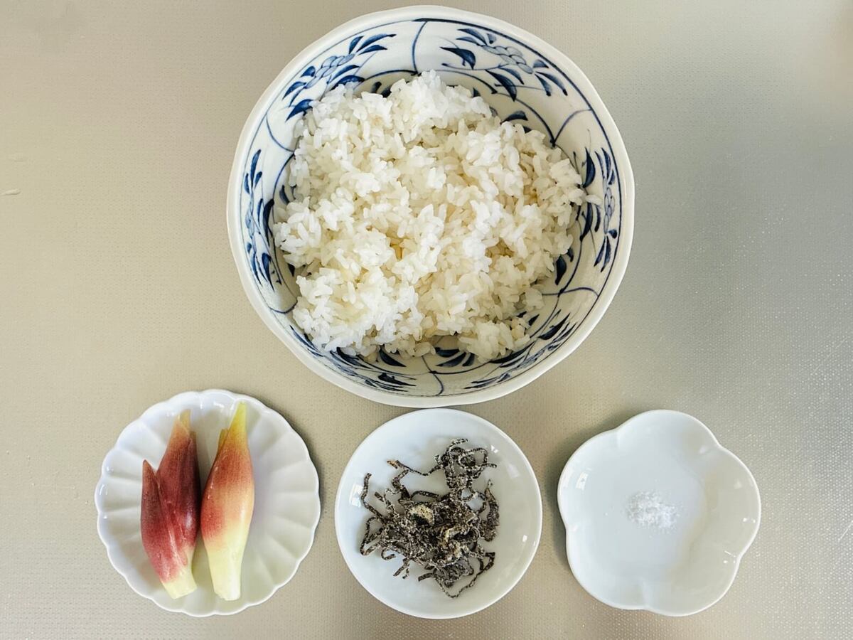 小林まさみさん「みょうがと塩昆布のおにぎり」のレシピ
