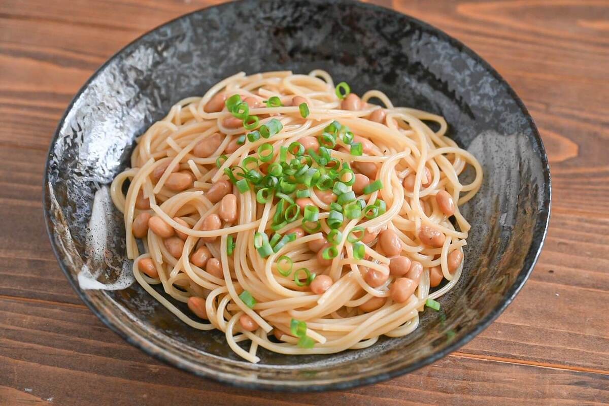 セブン-イレブン公式「レンジでほんとうに美味しい金の納豆パスタ」
