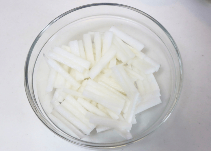 ナッツとベーコンの大根サラダ