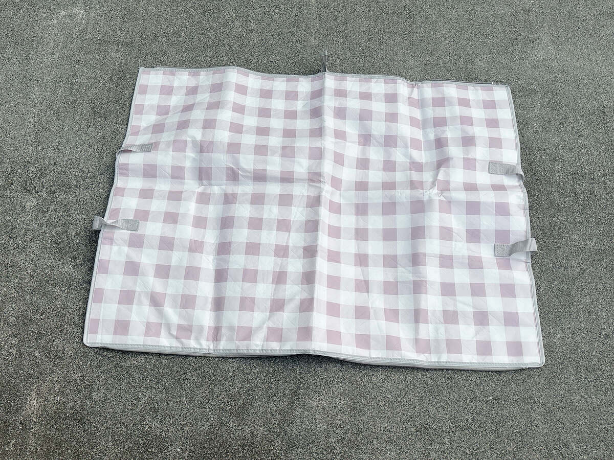 「レジャーシート」が“風で飛ばされない裏ワザ”