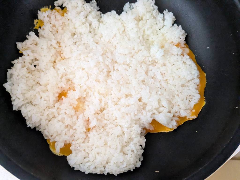 目玉焼きの旨味しみ込む黄金チャーハン