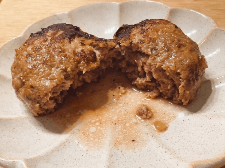 ハンバーグに氷(クラッシュアイス)を入れて焼くレシピ