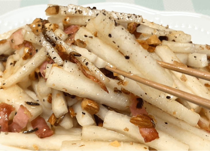 ナッツとベーコンの大根サラダ