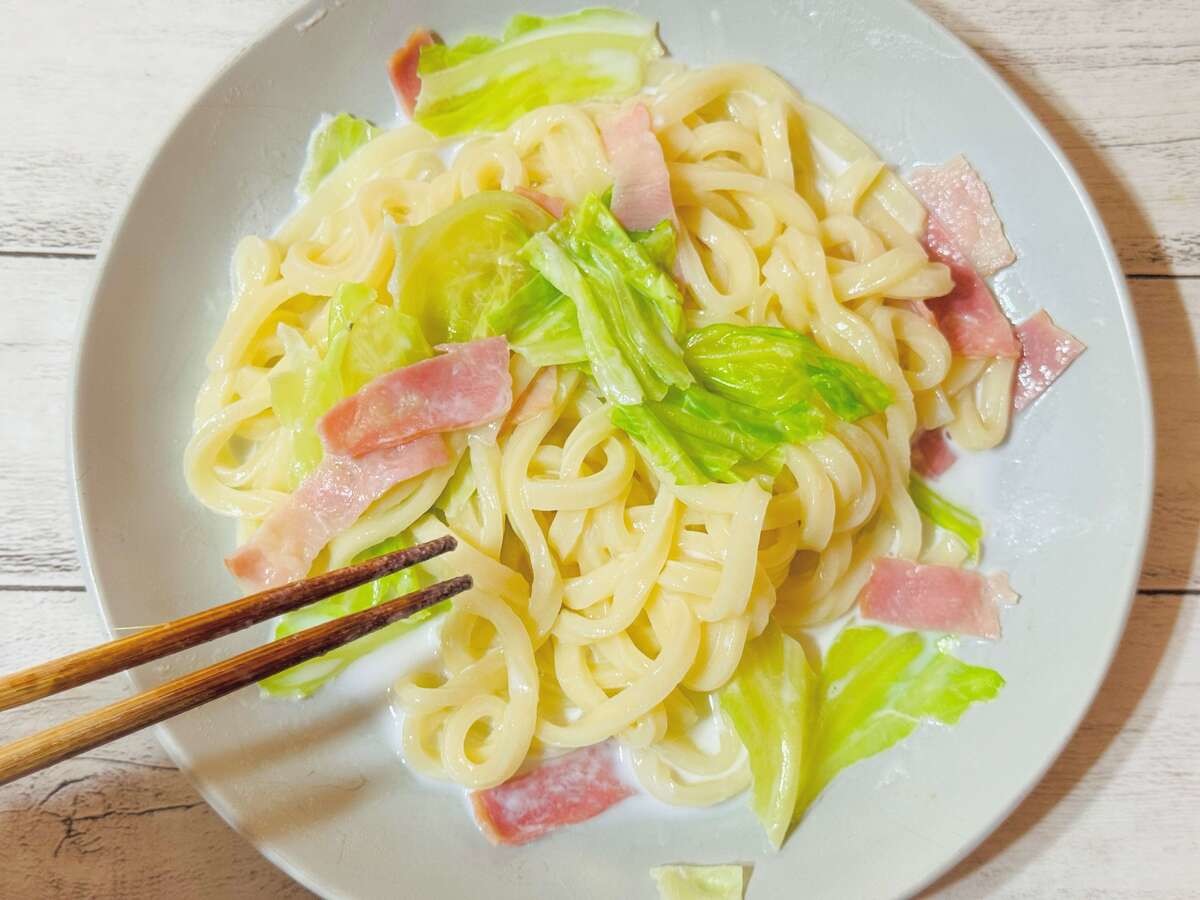 山本ゆりさんレシピ『キャベツとベーコンのチーズうどん』