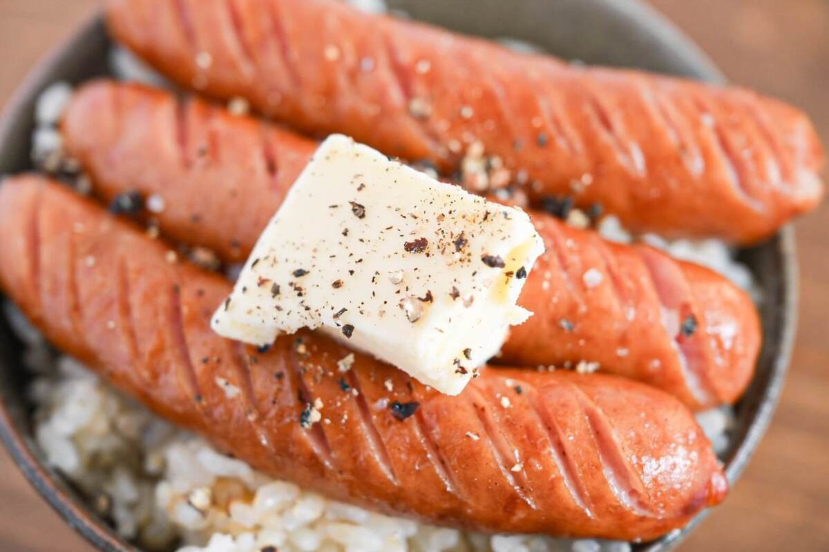 セブンプレミアム公式「金のウインナーでやみつきのにんにくバター飯」のレシピ