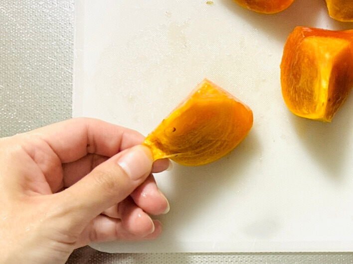 包丁を使わない柿の剥き方