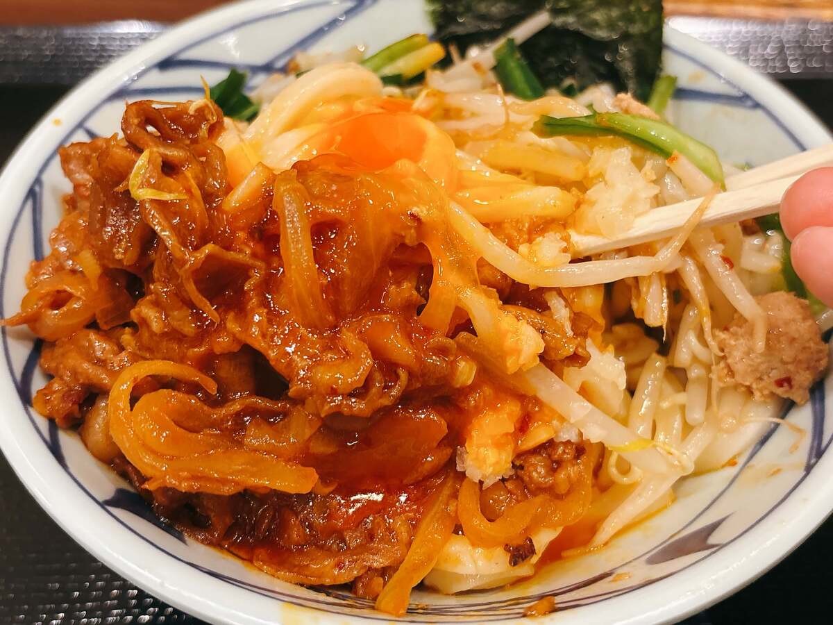 丸亀製麺「肉盛りニラ玉ぶっかけ」