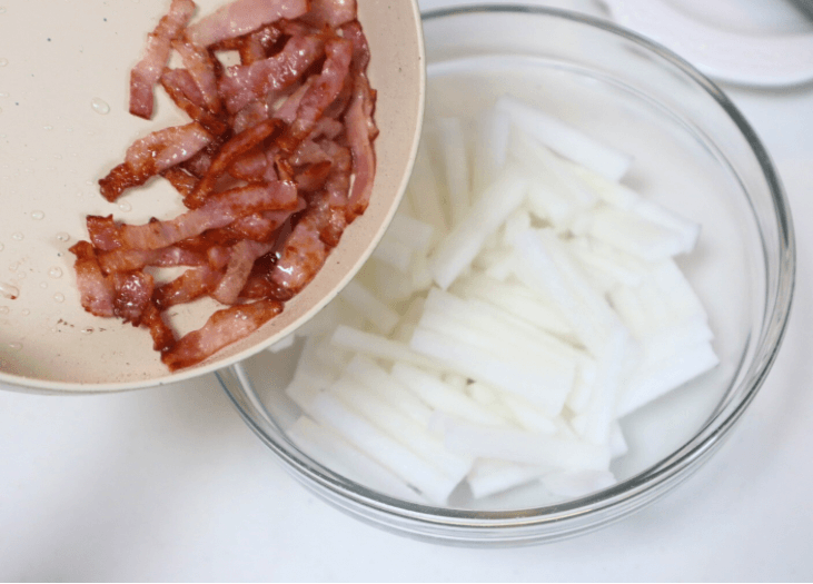 ナッツとベーコンの大根サラダ