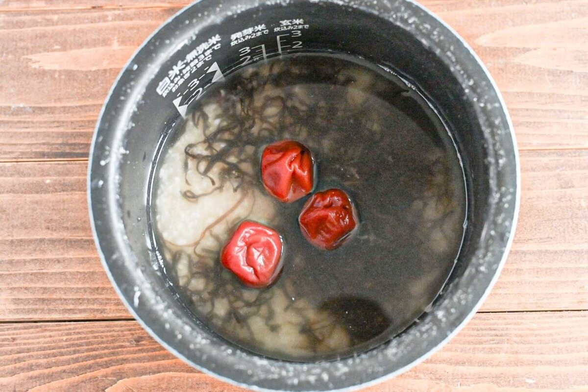 塩こんぶと梅の炊き込みご飯
