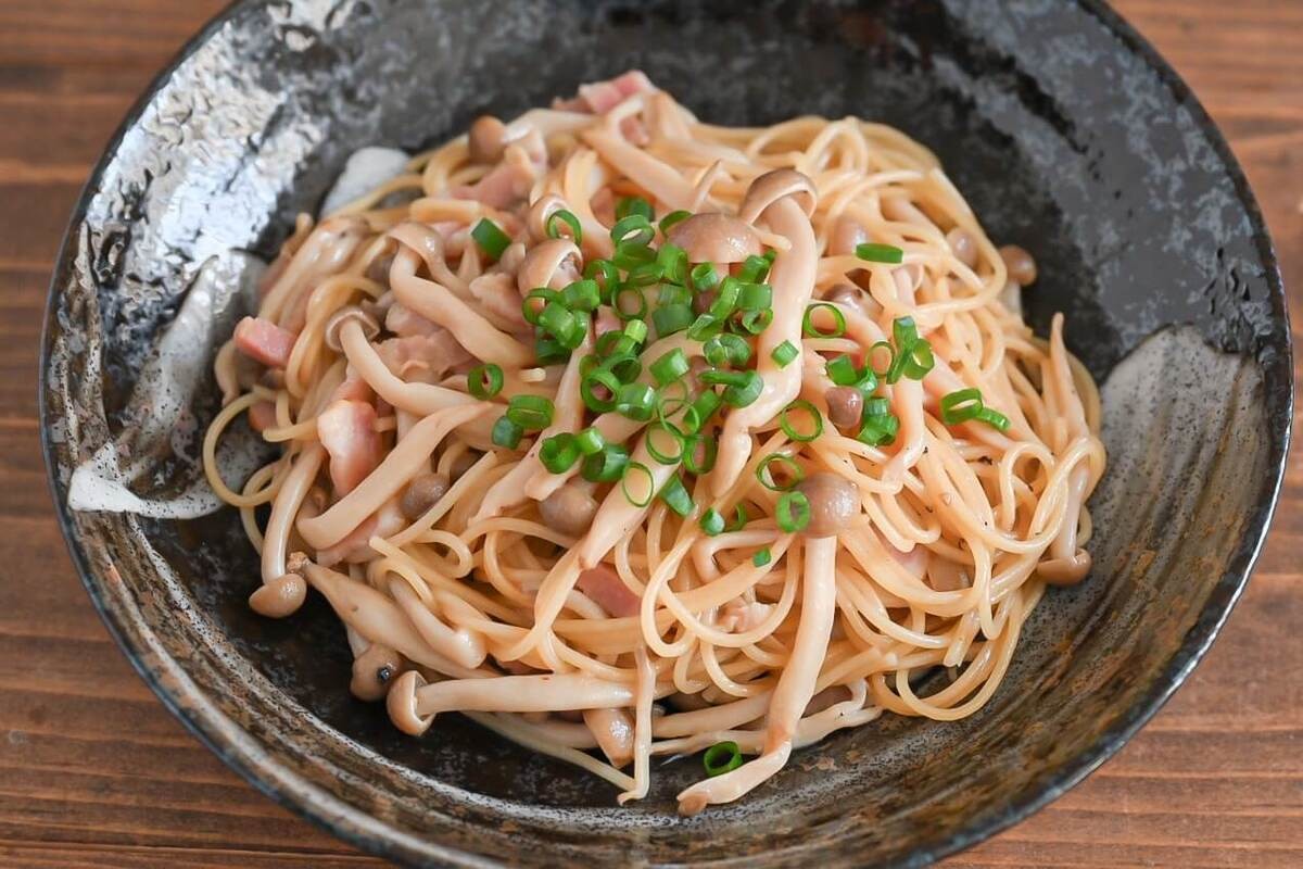 「ベーコンとしめじの和風レモンパスタ」のレシピ