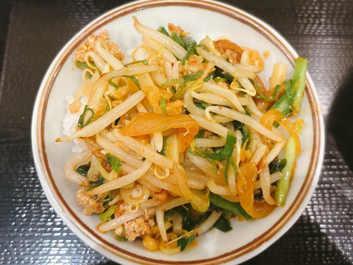丸亀製麺「肉盛りニラ玉ぶっかけ」