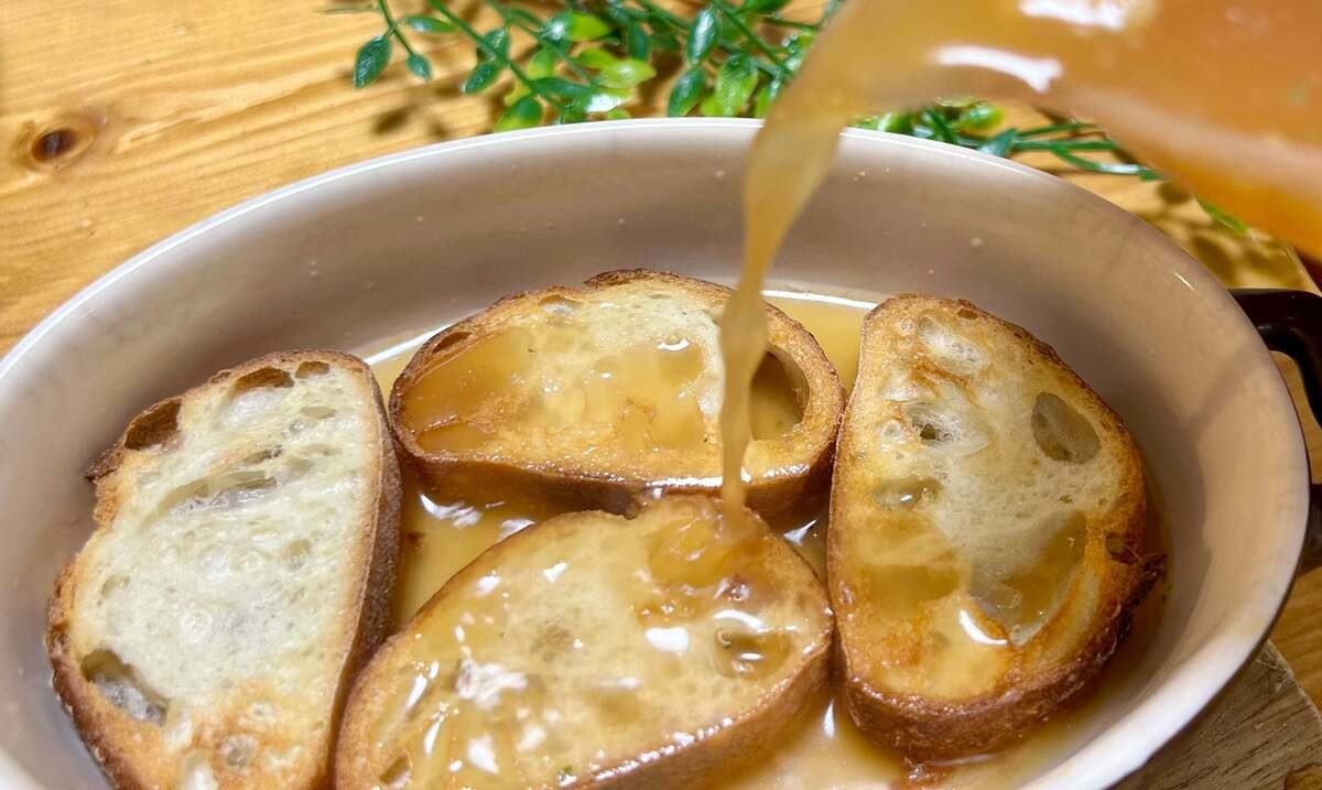 日本ハム公式「シャウとパンとたまごのパヴィーア風スープ」のレシピ