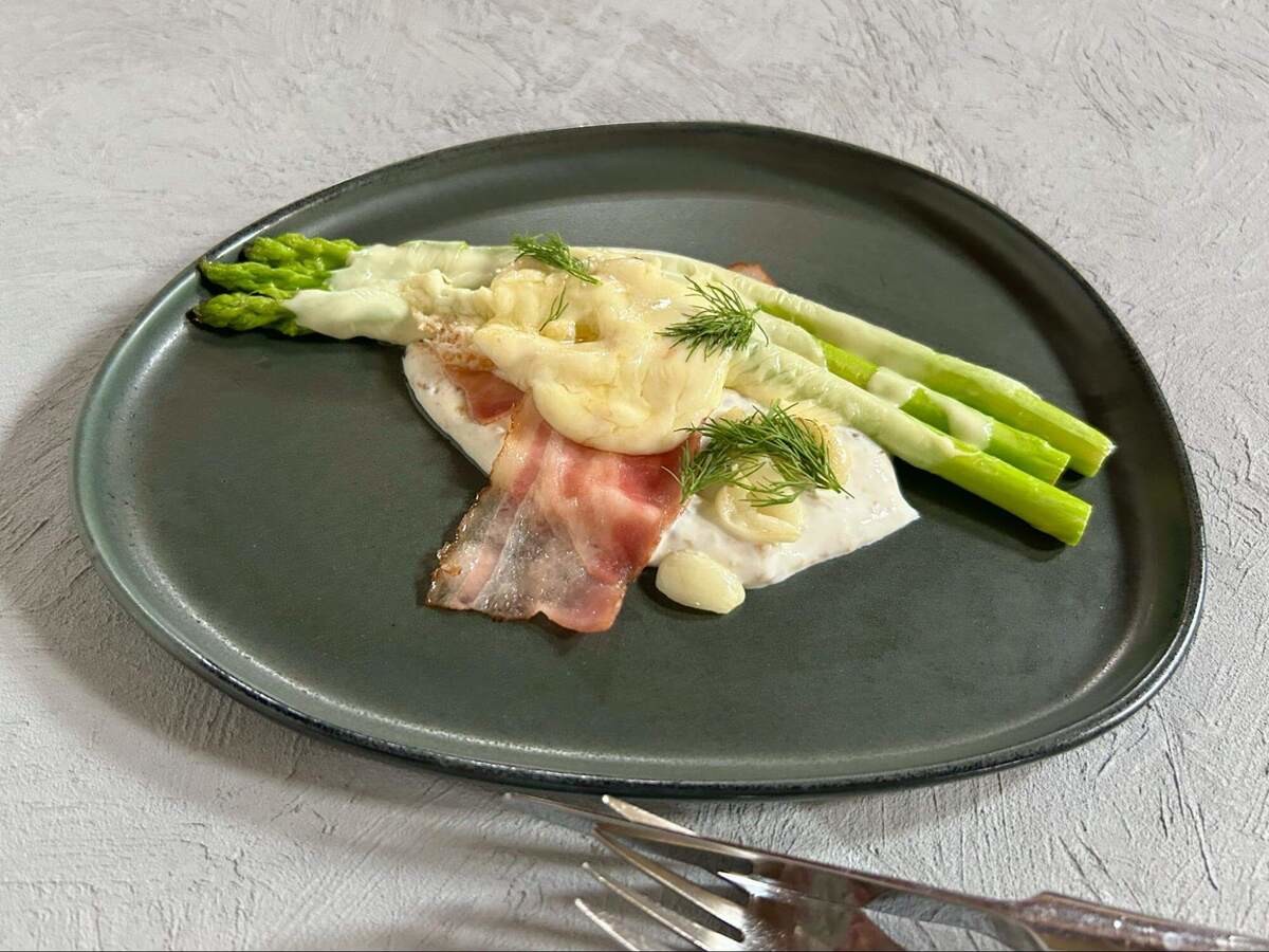目黒蓮さんをイメージ「グラタン風アスパラとにんにくのチーズ焼き」
