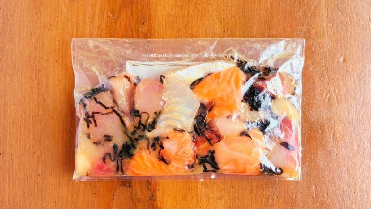 「端切れ刺身のにんにく塩昆布漬け」のレシピ