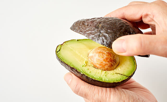 アボカドの種・皮の外し方ガイド