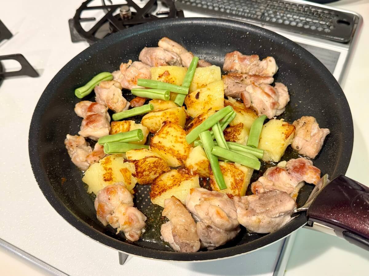タサン志麻さん「カリカリじゃがいもと鶏のソテー」のレシピ