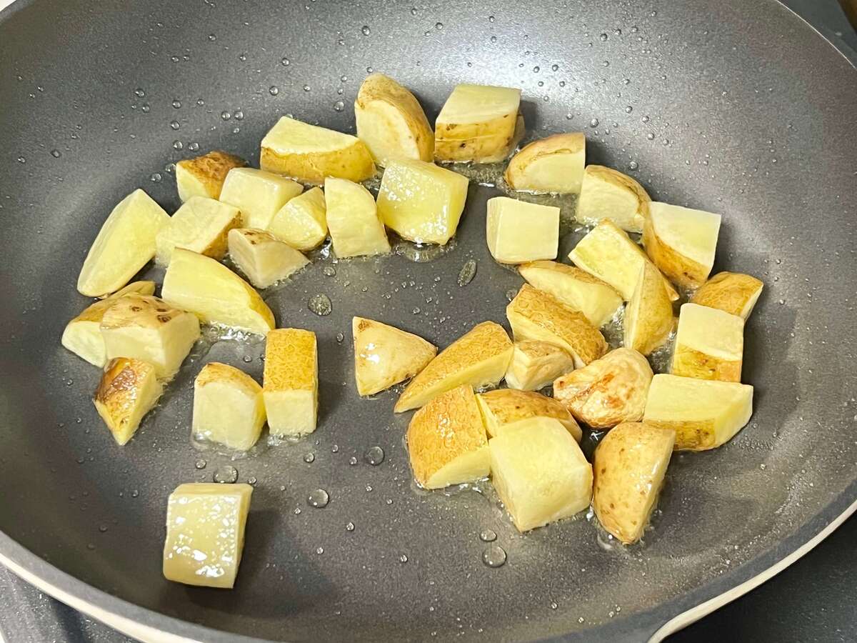 カリカリポテトとウインナーのハーブ炒め