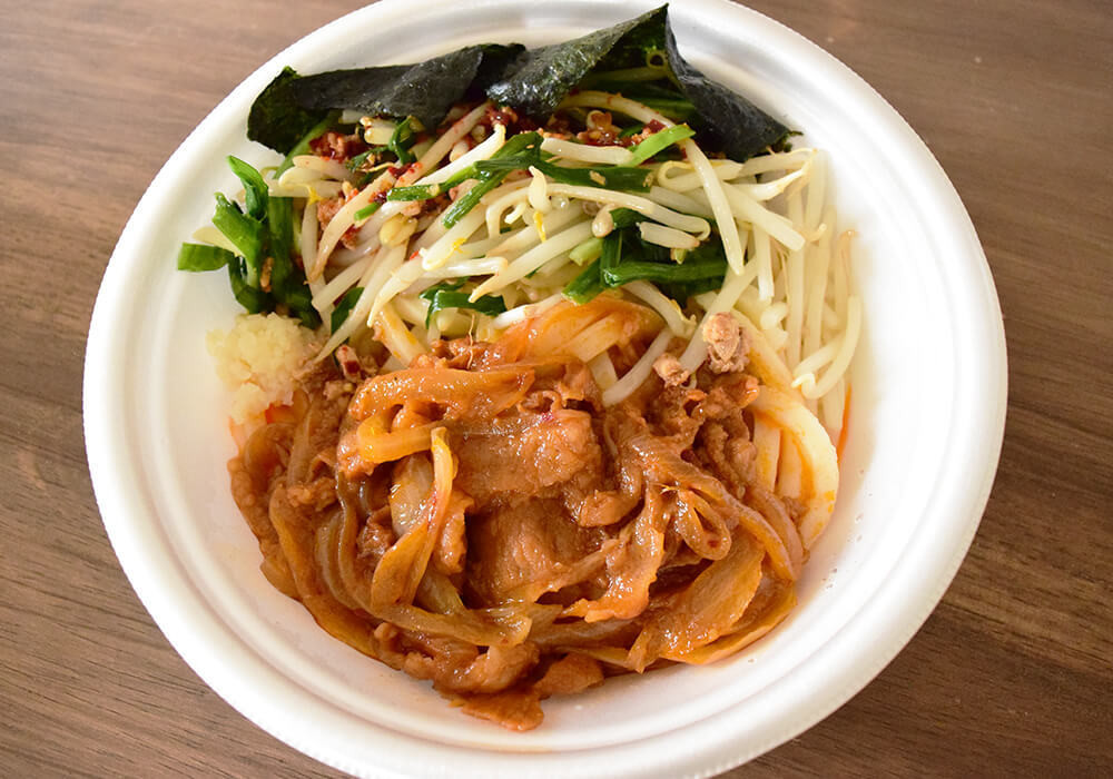 丸亀製麺「旨辛 肉盛りニラ玉ぶっかけうどん」