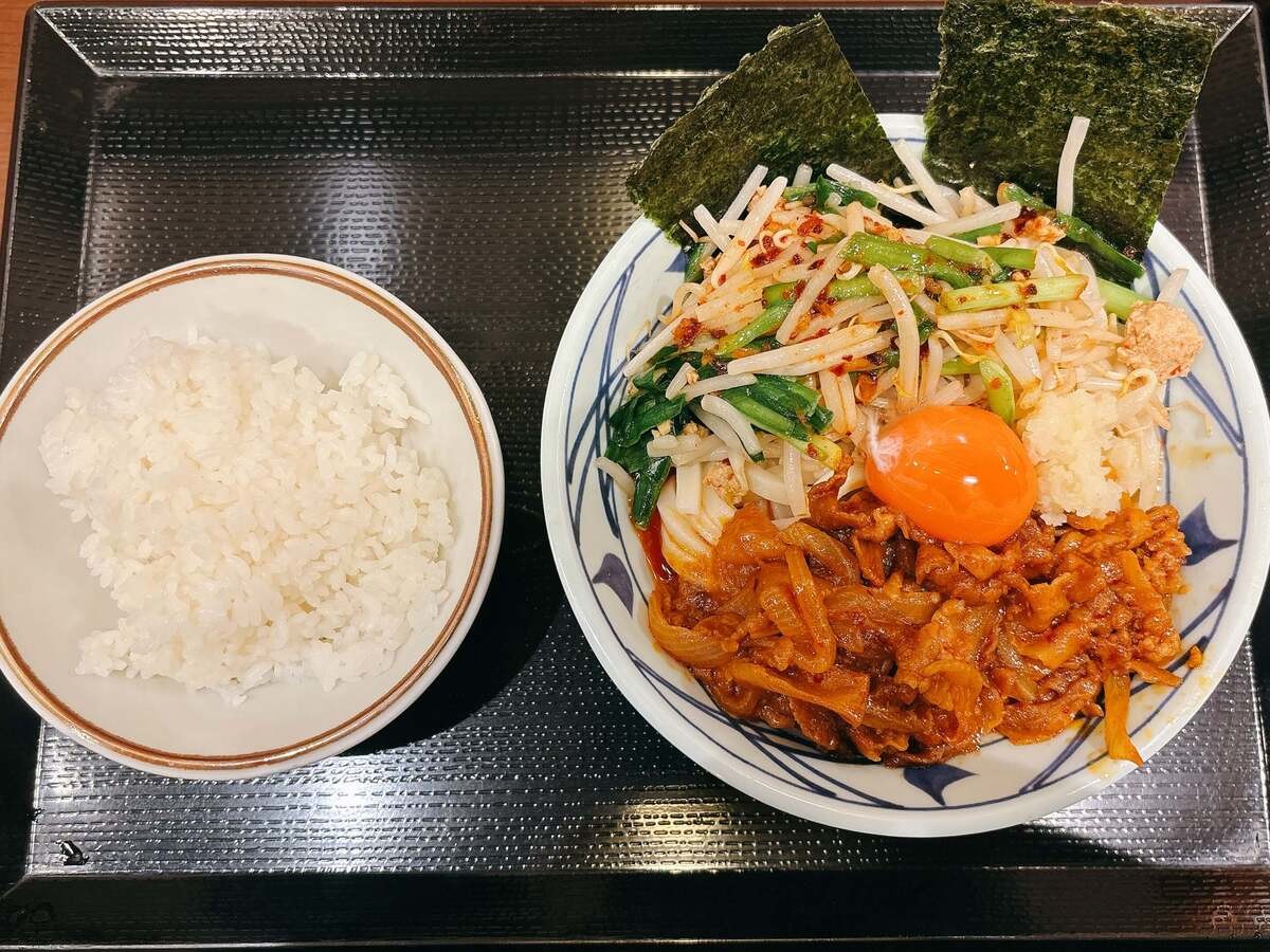 丸亀製麺「肉盛りニラ玉ぶっかけ」