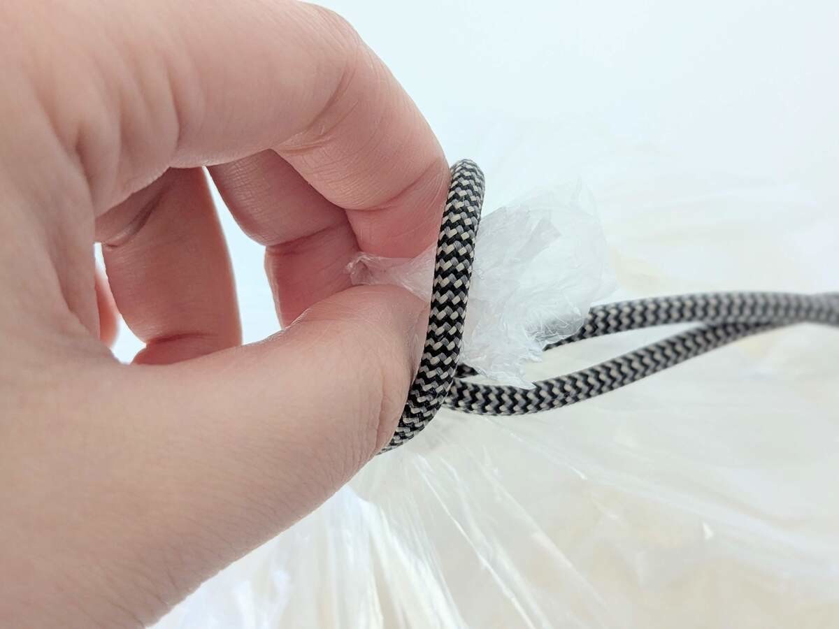 パンパンになったポリ袋を簡単に縛る裏ワザ