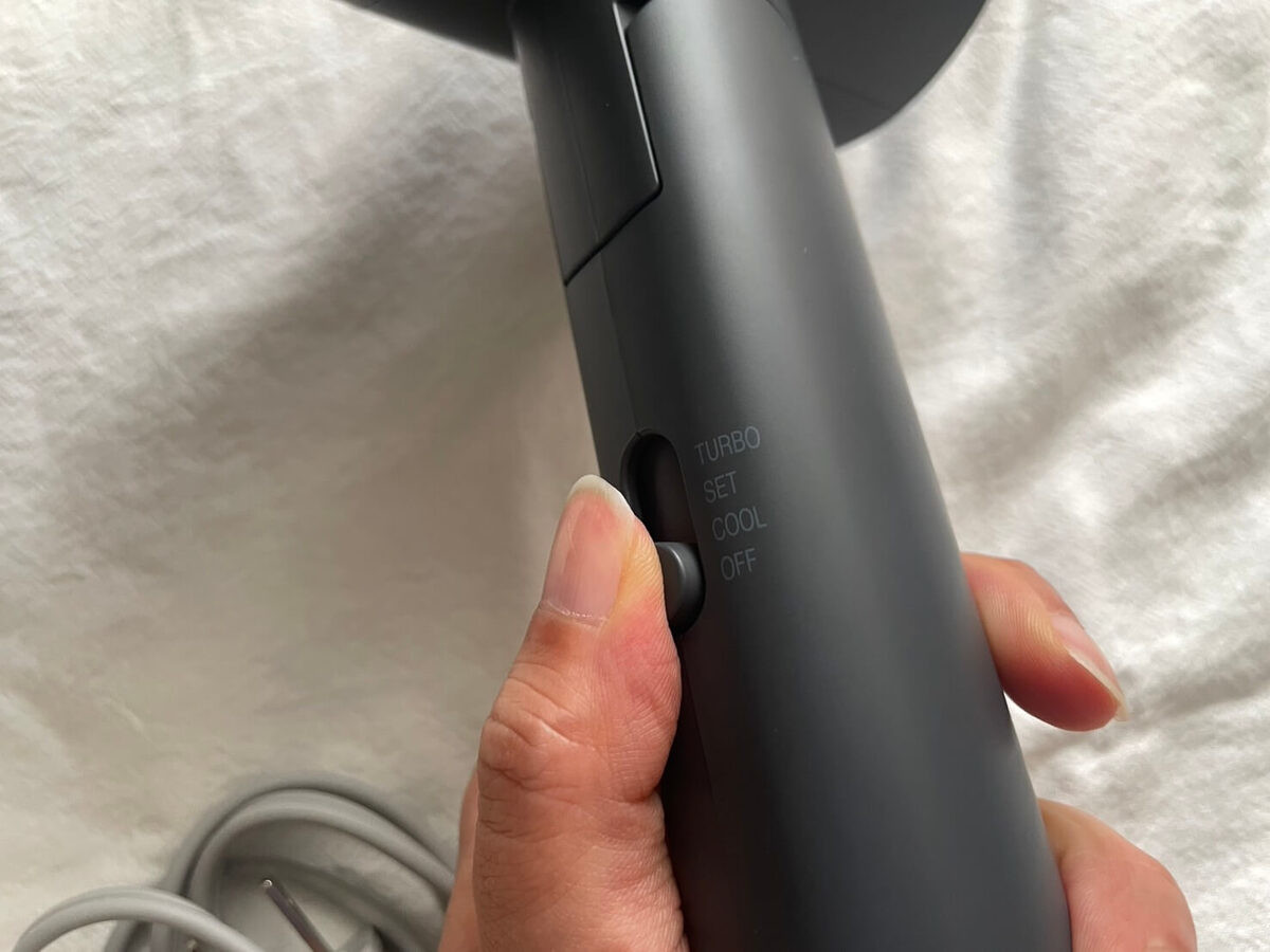 アイリスオーヤマ「MiCOLA イオンドライヤー HDR-M101」