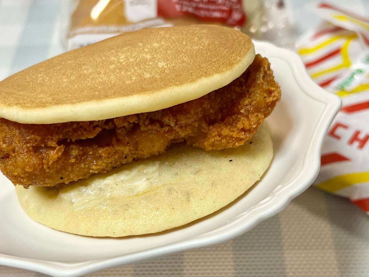 ファミチキをホットケーキでサンド！？