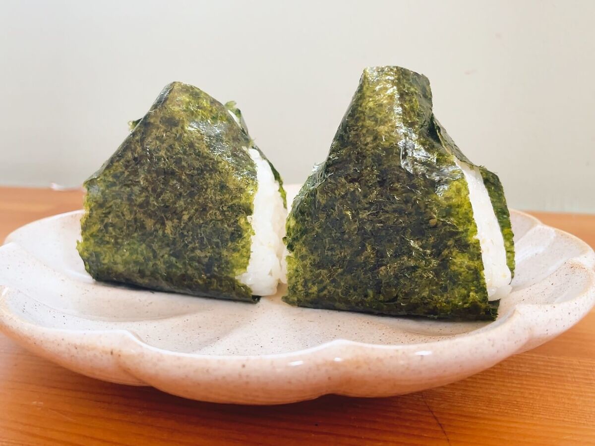 おにぎりの海苔が食べやすくなる裏技