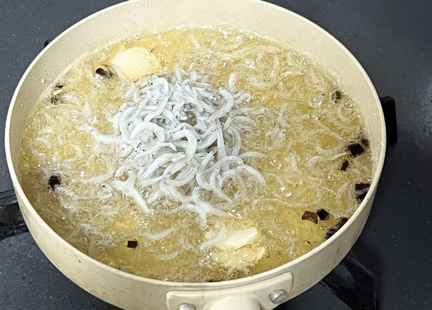 しらすと納豆のアヒージョ