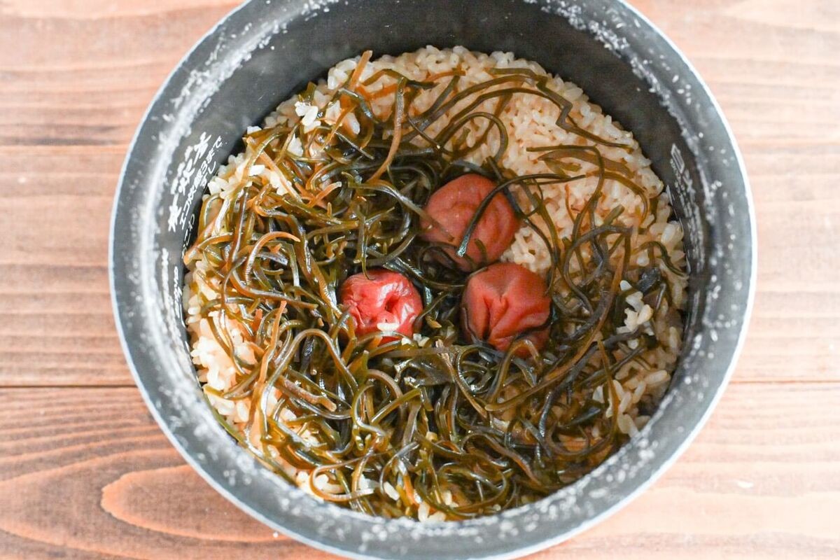 塩こんぶと梅の炊き込みご飯