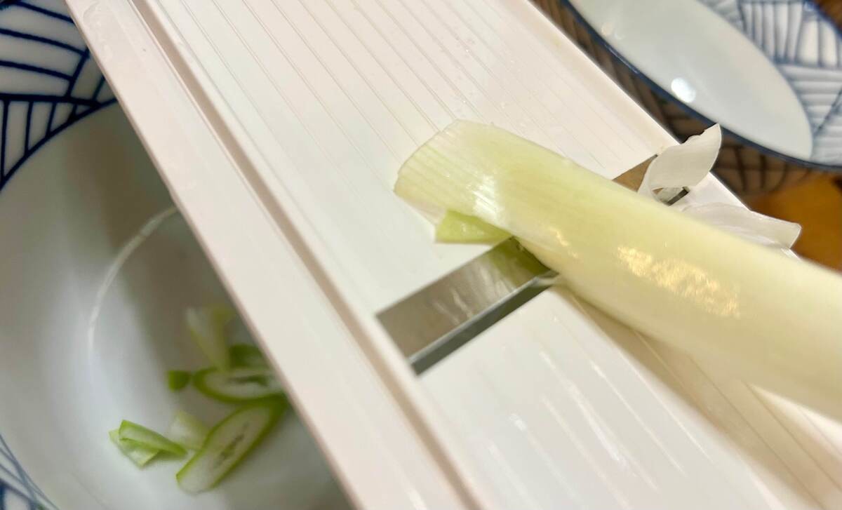 もこ⌇夫の胃袋つかんだ褒められごはんさん「ネギ塩豚そうめん」のレシピ