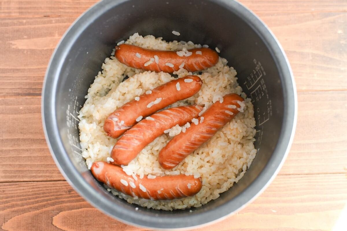 セブンプレミアム公式「金のウインナーでやみつきのにんにくバター飯」のレシピ