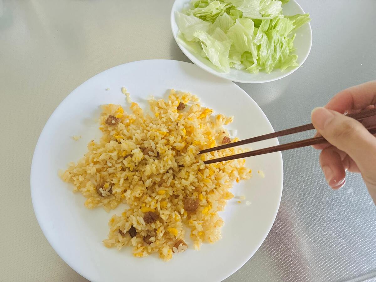 冷凍炒飯のアレンジ「レタス＆レモン」